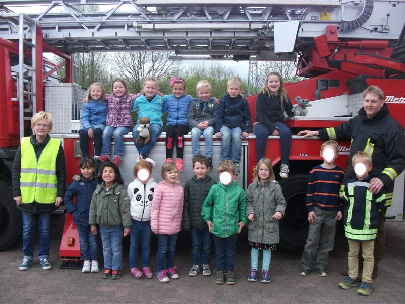 cfjh_Robbi-Robbe,  Maus-Klaus und die Vorschulkinder bei der Feuerwehr-001.JPG